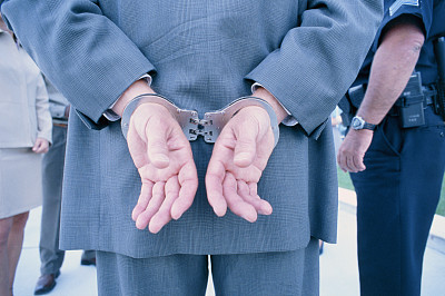 员工被行政拘留 用人单位可否以旷工为由解除劳动必一运动
？